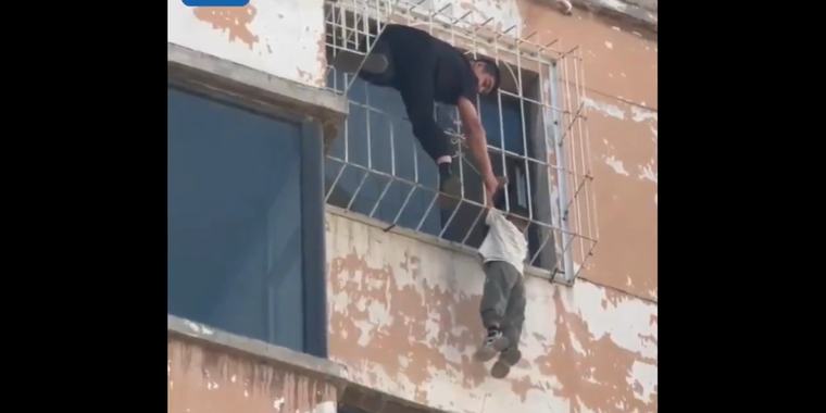 Κίνα: Δραματική διάσωση 5χρονου που κρεμόταν από τον 6ο όροφο κτηρίου (vid)