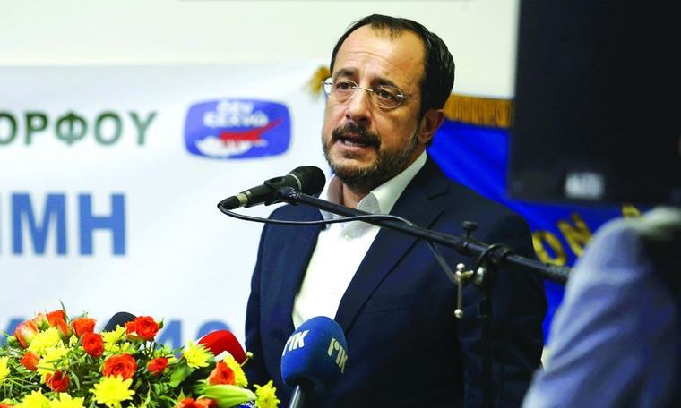 Γιατί ο Πρόεδρος έξω πάει καλά, αλλά μέσα δυσκολεύεται