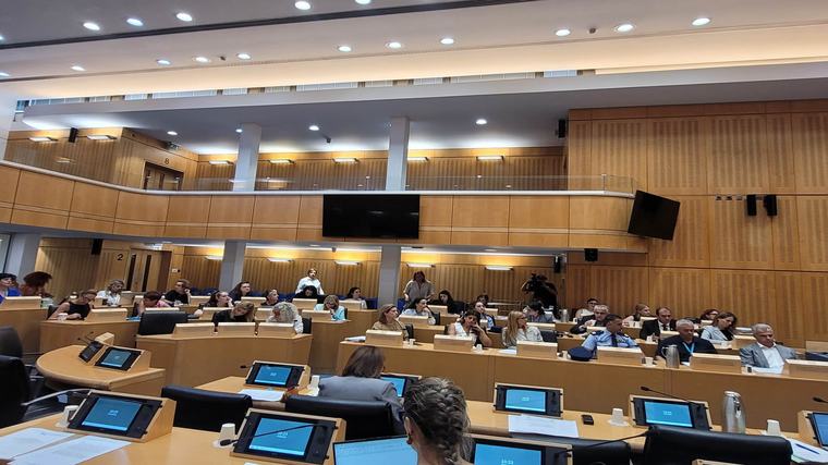 Βία κατά των γυναικών: 10.000 υποθέσεις σε 5 χρόνια, 7.000 οδηγήθηκαν στα δικαστήρια – Έρχεται η εφαρμογή πρόληψης «Red Flag» – Πλήθος κενών καταγγέλθηκαν στη Βουλή