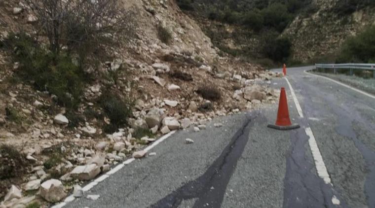 Κατολίσθηση πετρών και βράχων λόγω έντονης βροχόπτωσης-Συστήνει προσοχή η Αστυνομία Οι οδηγοί που διακινούνται στην περιοχή καλούνται να επιδεικνύουν ιδιαίτερη προσοχή 14:53 - 05 Σεπτεμβριου 2026