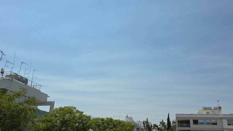 Ορατοί καπνοί στον ουρανό της Κύπρου από τις πυρκαγιές στην Τουρκία